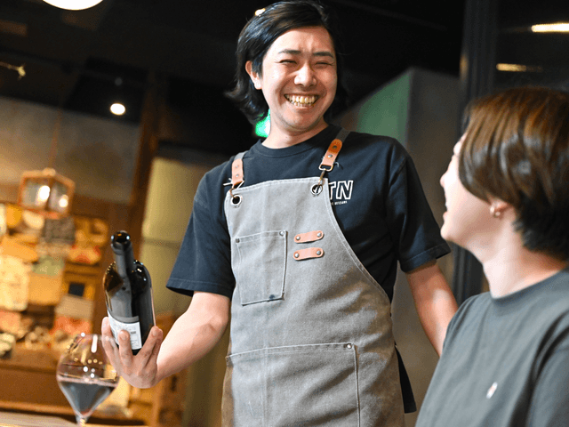 【月給35万円～】東証上場企業の鶏業態で店長候補！月8日休み。希望休も取りやすく、私生活も充実。より働きやすい環境も創っていけるし、更なるキャリアアップも可能！