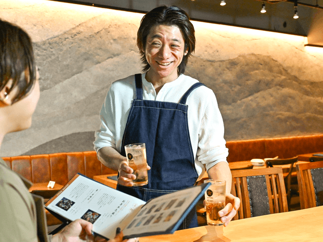 東証上場の安定基盤で未来を創る。生産者と描く食の物語、新カンパニーの社長も夢じゃない！【月給35万円以上！】魚業態の店長候補として熱い想いをカタチにしませんか。