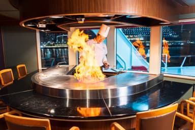 神戸の海と街の景色を望む船上レストラン。特別な舞台で料理人としての経験を広げられます。