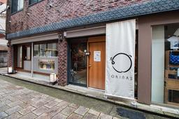 神戸・栄町通に佇む『ORINAS』。あたたかみのある街並みに溶け込む、落ち着いた佇まいです。