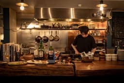  伊豆の旬の食材と向き合い、この土地ならではの一皿を生み出します。