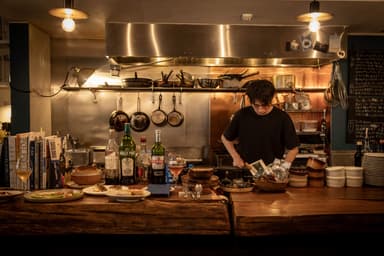  伊豆の旬の食材と向き合い、この土地ならではの一皿を生み出します。