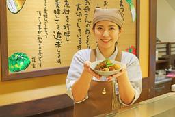 お客様と対面で接する惣菜販売。信頼と安心を届ける日常の仕事です。