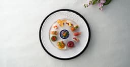 信州ブランド食材や地元産の新鮮な野菜を贅沢に使用し、地域ならではの四季豊かな創作会席を追求できます。