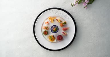 信州ブランド食材や地元産の新鮮な野菜を贅沢に使用し、地域ならではの四季豊かな創作会席を追求できます。