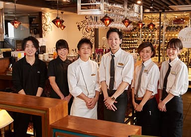 笑顔や気配りを大切に、お客様へ心地よい時間を届けます。
