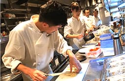 仕込みや調理を通して、料理人としての基礎を磨けます。