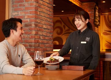 ホール・サービススタッフを募集！経験不問◎接客を学び、マネージャー（店長）へのステップアップも