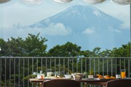 富士山と山中湖を望む絶景ロケーションで、癒しと非日常を提供する空間。