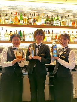 ホテルの落ち着いた空間で、お客様に特別な一杯を。