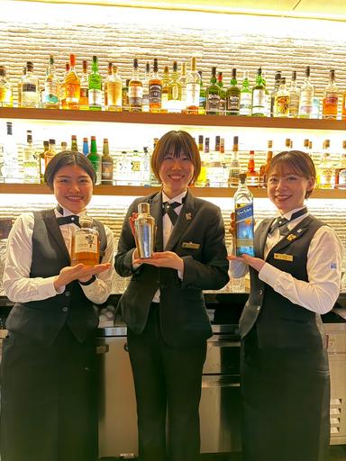 ホテルの落ち着いた空間で、お客様に特別な一杯を。