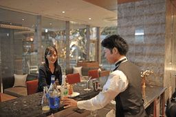 ホテルの落ち着いた空間で、お客様に特別な一杯を。