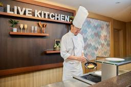 お客様の目の前で焼き上げるライブパフォーマンス。技術と笑顔が活きる現場です。