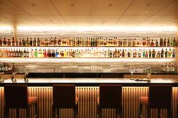 ホテルの落ち着いた空間で、お客様に特別な一杯を。