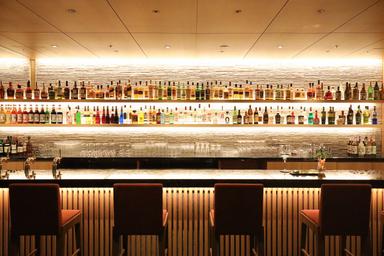 ホテルの落ち着いた空間で、お客様に特別な一杯を。