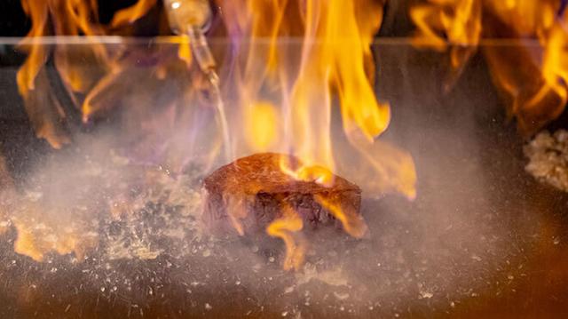 《月8日休み・前職給与考慮》月給40万円～★鉄板焼経験者は月給50万円～も可！鮨の名店の新業態としてオープン予定★1週間の休暇も取得可能！有給消化率100％！