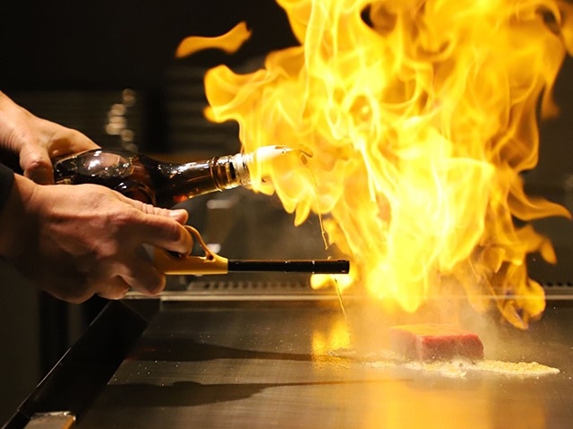 『鉄板焼き YOKOTA』は、麻布十番の名店「天冨良 よこ田」が手掛ける鉄板業態。