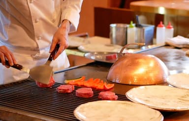約10席のオープンカウンターで、お客様との会話を楽しみながら調理スキルと接客技術を磨けます