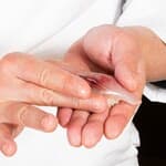 目の前で仕上がる一貫の魅力を、お客様へ丁寧に届けるサービスを学べます。