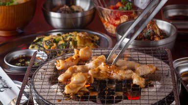 部位ごとのトリミングや肉のカット技術を基礎から習得でき、焼肉調理の専門家としてスキルを磨き続けられる