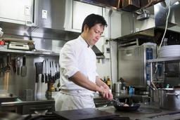 政界の方々や企業の役員の接待などに利用されるイタリアンの名店として愛されています。