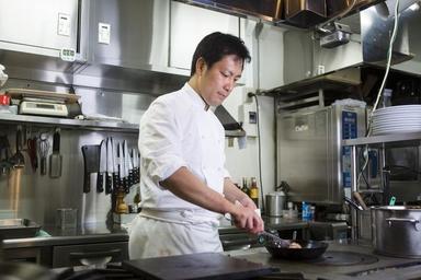 政界の方々や企業の役員の接待などに利用されるイタリアンの名店として愛されています。