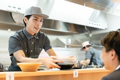 毎年30～40店舗の出店！拡大の分だけポジションも増えていくので、おのずと成長チャンスも増えます。