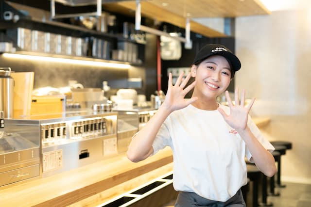 未経験OK／関東エリアで展開する二郎系ラーメン店！月給27万円以上／店長の平均年収は600万円！家賃月3万円の社宅あり／向上心を持って取り組みキャリアUP可能！