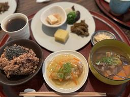  寝かせ玄米®やジビエ料理など、多彩な食材に触れられる職場