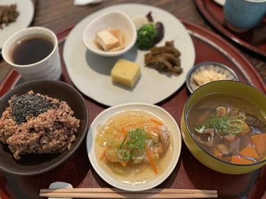  寝かせ玄米®やジビエ料理など、多彩な食材に触れられる職場