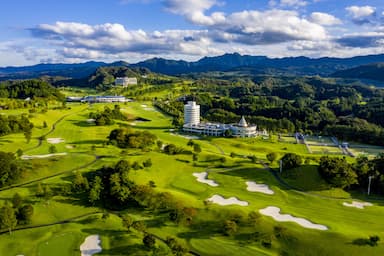 自然に囲まれた広大なリゾート。四季折々の景色も魅力です。