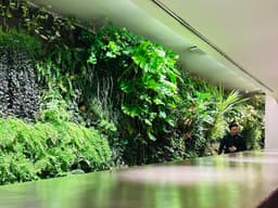 印象的なカウンターで、お客様に寄り添う丁寧なサービスを／WALL 青山店