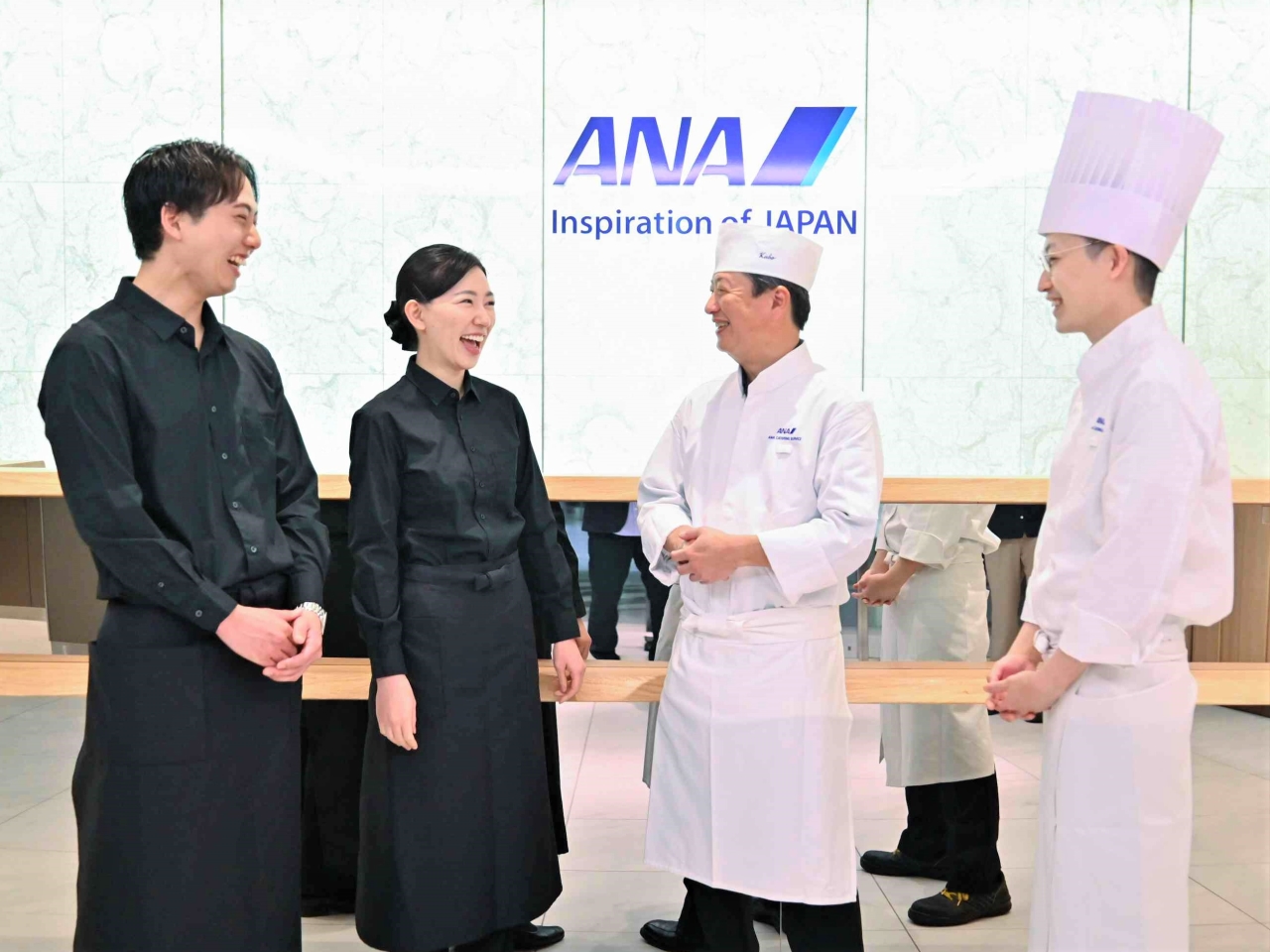 ANAグループの一員として空港内ラウンジでの食事・サービスの提供や、機内食の調理をおこなっています