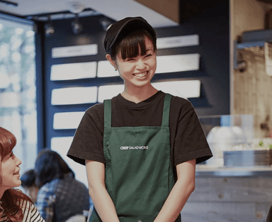 美味しいカスタムサラダとあなたのサービスで、お客さまの笑顔を増やしていきましょう。