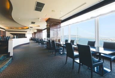 和食、洋食、バー、多彩な宴会など、館内の様々な業態で飲食従事者としての経験値が高められます。
