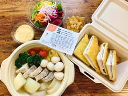 毎日変わる献立に合わせて、盛り付けや見せ方を工夫。食卓に届く“完成形”をつくります。