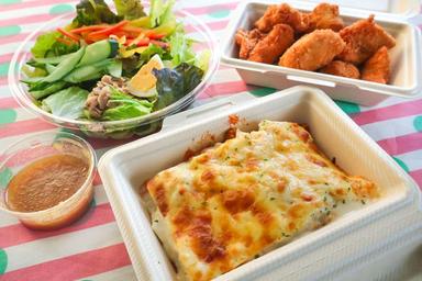 1日4700食をチームでつくる現場。調理はすべて人の手で。