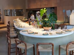 生産者から直接仕入れる希少なナチュラルワインやジンに触れ、飲食従事者としての専門知識を高められます。