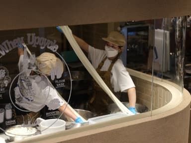 生地の配合から店内工房でのチーズ製造まで、個人店のような感覚でピザ作りのすべてを網羅できます。
