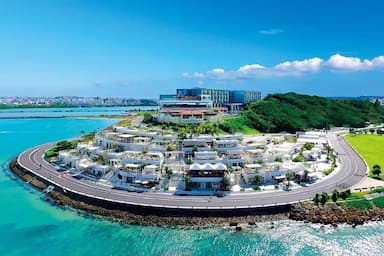 沖縄西海岸の雄大なリゾートロケーションが広がるレストラン