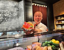 お客様の前で腕をふるう。ライブ感のあるオープンキッチン。