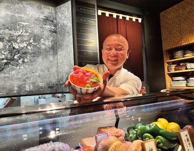 お客様の前で腕をふるう。ライブ感のあるオープンキッチン。