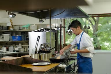 「湯河原温泉 源泉かけ流しの湯 オーベルジュ」に併設されたレストランで、調理スタッフを募集しています
