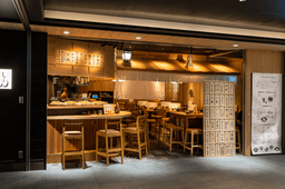 カウンター越しのやり取りも多く、お客様との距離が近い接客を楽しめるホールポジションです。