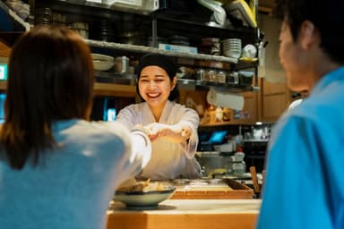 カウンター越しのやり取りも多く、お客様との距離が近い接客を楽しめるホールポジションです。