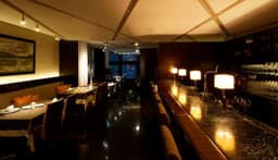 そごう横浜店10階に位置し、横浜の夜景を一望できる美しいロケーションで心地よく働けます。