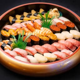 企業パーティーやご宴席など、特別な場にふさわしい寿司をチームで丁寧に仕上げていく仕事です。