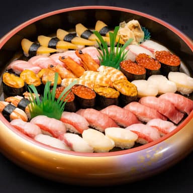 企業パーティーやご宴席など、特別な場にふさわしい寿司をチームで丁寧に仕上げていく仕事です。