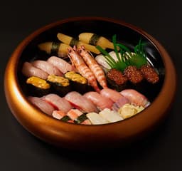 企業パーティーやご宴席など、特別な場にふさわしい寿司をチームで丁寧に仕上げていく仕事です。