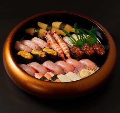 企業パーティーやご宴席など、特別な場にふさわしい寿司をチームで丁寧に仕上げていく仕事です。